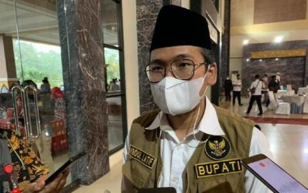 KPK Tangkap Bupati Bangkalan Abdul Latif Amin Imron Bupati Bangkalan Abdul Latif Amin Imron / detikjatim