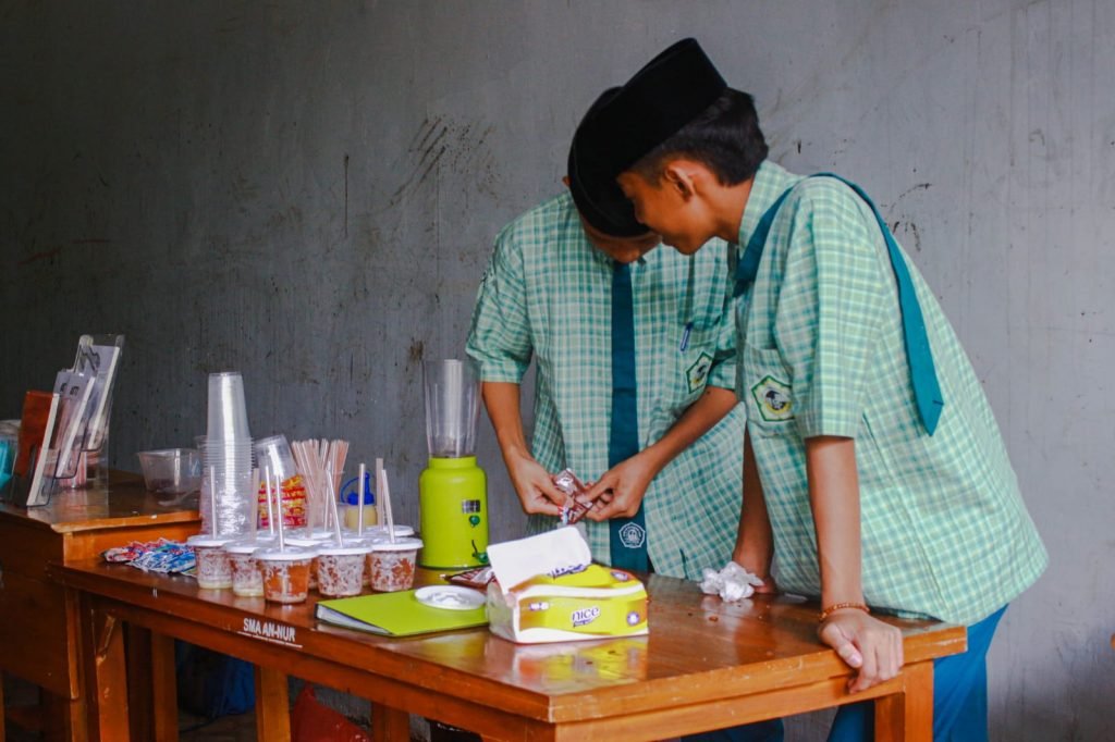 Bazar Sebagai Media Perkuat Bahasa Asing Siswa Kelas Idaman SMA An Nur Bazar English & Arabic Community (EAC) Kelas Idaman SMA An Nur melalui divisi inovasi & kreasi