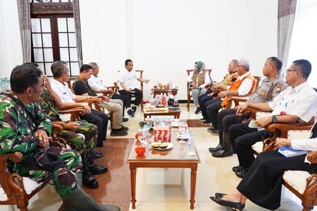 Bupati Lumajang Paparkan Kondisi Pasca Erupsi Semeru Bupati Lumajang Thoriqul Haq terima kunjungan Deputi Bidang Pencegahan BNPB / Kominfo-lmj/Ad
