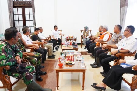 Bupati Lumajang Paparkan Kondisi Pasca Erupsi Semeru Bupati Lumajang Thoriqul Haq terima kunjungan Deputi Bidang Pencegahan BNPB / Kominfo-lmj/Ad