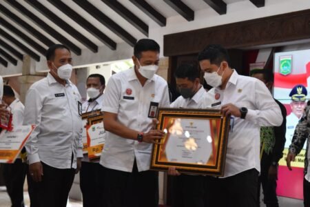 Kembali Sabet Penghargaan, Ahmad Dzulfikar Nurrahman Peroleh Anugrah Krenotek Kepala Bidang (Kabid) Pengendalian Pencemaran dan Kerusakan Lingkungan (PPKL) Dinas Lingkungan Hidup (DLH) Kabupaten Malang, Ahmad Dzulfikar Nurrahman saat menerima anugrah Krenotek / dok. Wartacakrawala