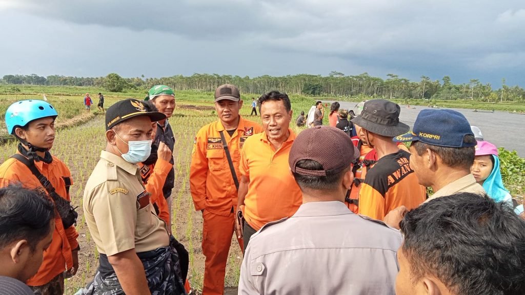 Polisi Lakukan Pencarian Korban Tenggelam di Sungai Brantas Malang Unit Identifikasi Polres Malang bergabung dengan TNI, SAR dan BPBD Kabupaten Malang melakukan pencarian terhadap seorang pria tenggelam di Sungai Brantas