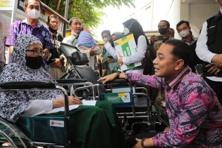 Pemkot dan Baznas Surabaya Bayar Tunggakan Pembayaran Ribuan Pelajar Wali Kota Surabaya Eri Cahyadi bersama warga / pemkot Surabaya