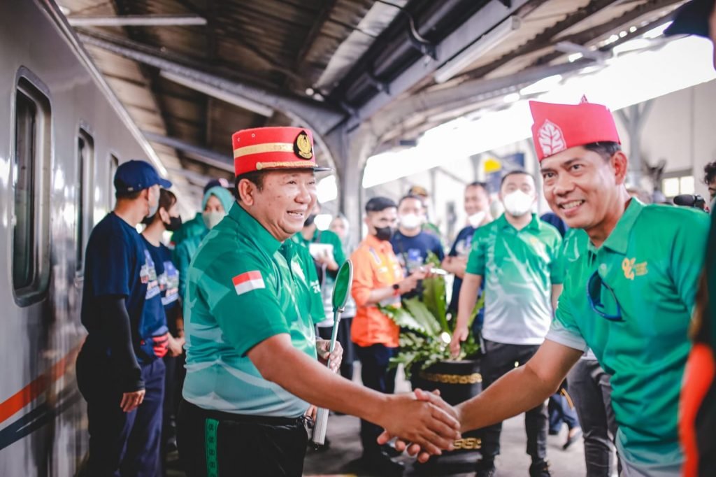 Tajemtra 2022 Jember Berlangsung Meriah, Diikuti 20 Ribu Orang Bupati Jember Hendy Siswanto dalam acara gerak jalan Tanggul Jember Tradisional / ipf