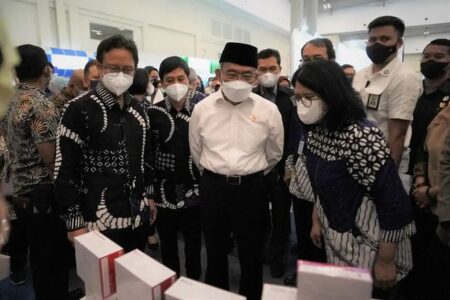 Menko PMK Pastikan Tidak Ada Pembatasan Saat Nataru Menko PMK Muhadjir Effendy bersama Menteri Kesehatan Budi G. Sadikin