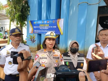 Jelang Nataru, Polisi Malang Cek Kesehatan Pengemudi Angkutan Umum dan Truk Kasatlantas Polres Malang AKP Agnis Juwita Manurung saat memberikan keterangan