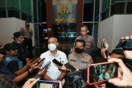 Berkas Lima Tersangka Tragedi Kanjuruhan Dinyatakan Lengkap Kepala Seksi Penerangan Hukum (Kasipenkum) Kejati Jatim Fathur Rohman saat memberikan keterangan / humas Polres Malang