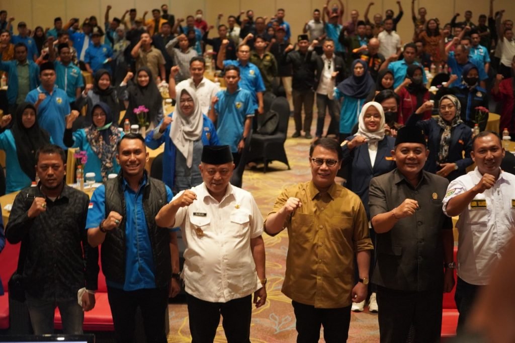 Kuatkan Ideologi Pancasila di Era Digital, KNPI Kabupaten Malang Gelar Youth Conference Ketua KNPI Kabupaten Malang, Zulham Akhmad Mubarrok, Bupati Malang H.M Sanusi, dan Wakil Ketua MPR RI Ahmad Basarah / dok. Wartacakrawala
