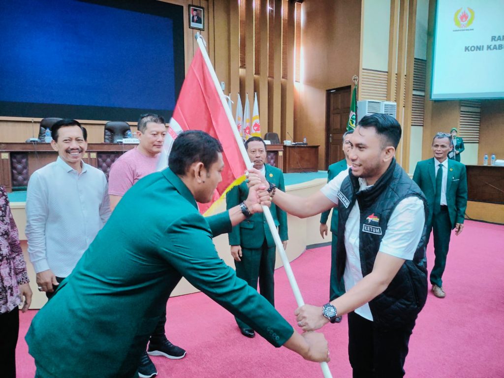 ESI Kabupaten Malang Resmi Jadi Anggota KONI Ketua Umum ESI Kabupaten Malang menyerahkan bendera ESI Kepada KONI Kabupaten Malang