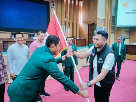 ESI Kabupaten Malang Resmi Jadi Anggota KONI Ketua Umum ESI Kabupaten Malang menyerahkan bendera ESI Kepada KONI Kabupaten Malang