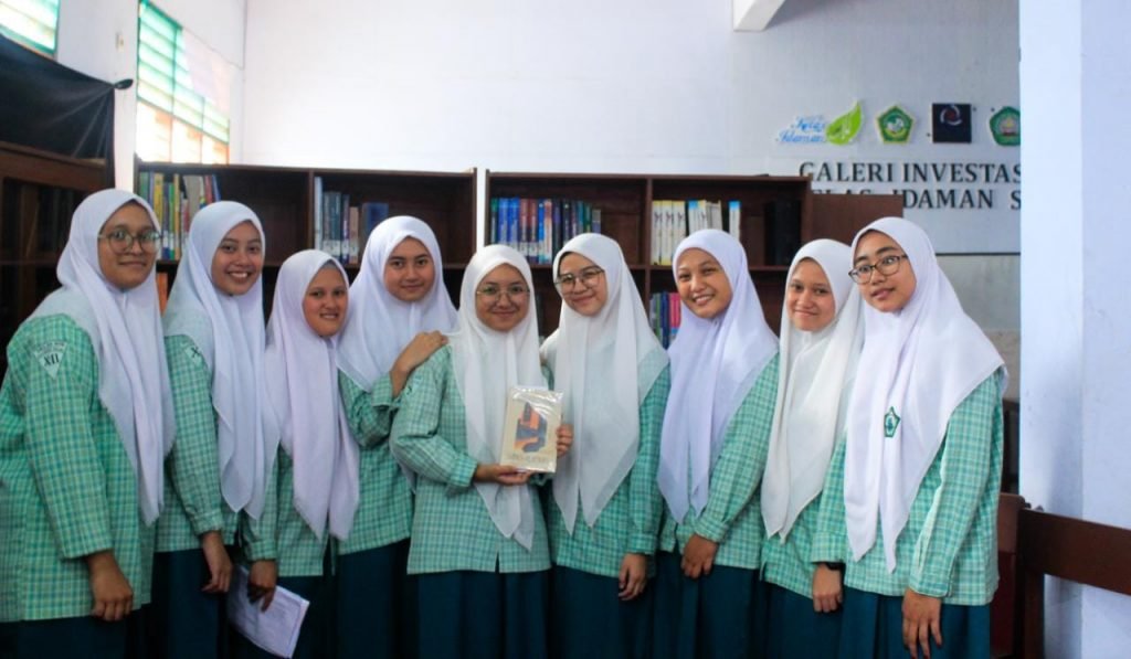 Siswi kelas XII jurusan ilmu budaya & bahasa SMA An Nur Bululawang usai lakukan bedah buku