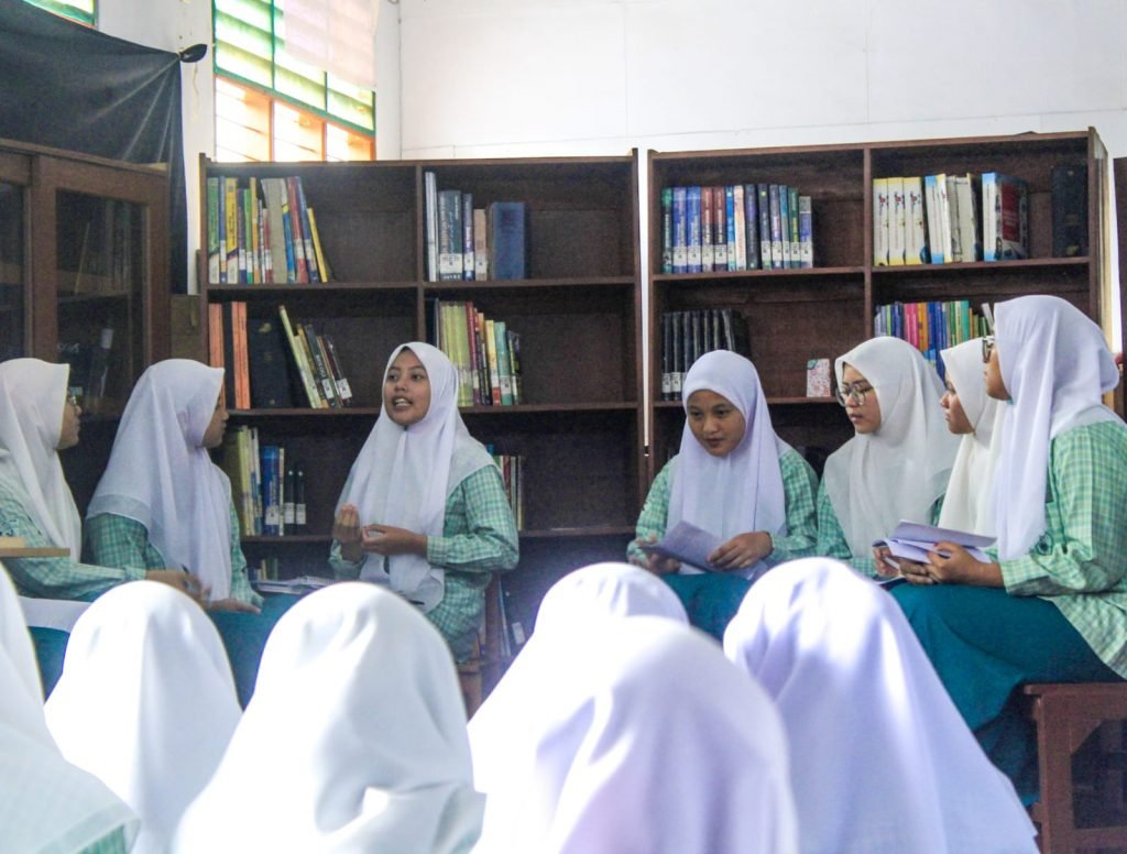 Jurusan Bahasa SMA An Nur Gelar Bedah Buku The Alchemist Karya Paulo Coelho Bedah buku kelas XII jurusan ilmu budaya & bahasa SMA An Nur Bululawang / ist