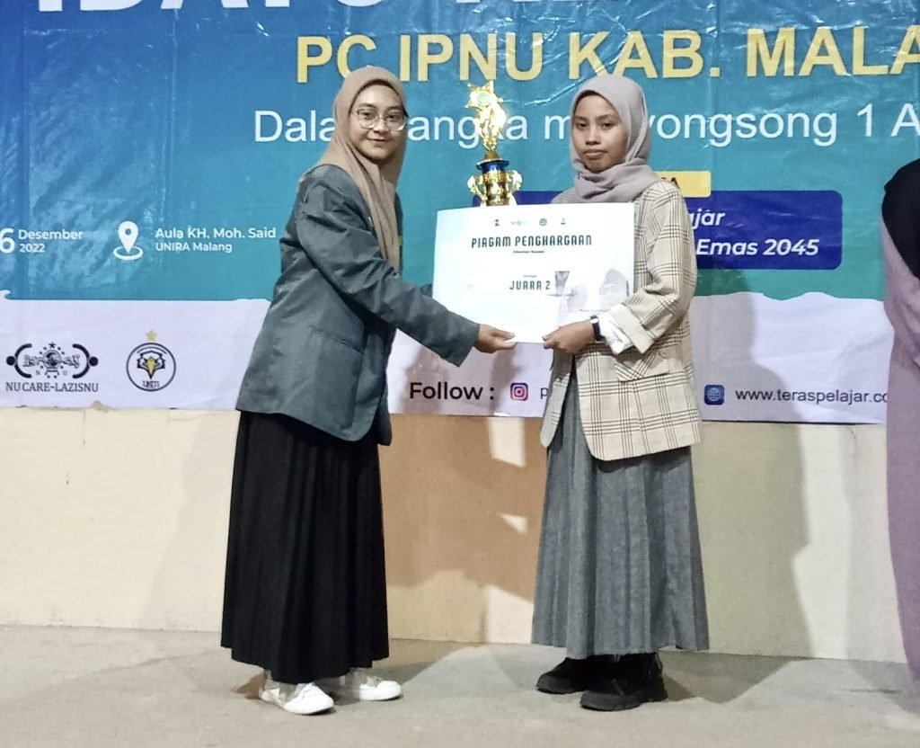 SMA Babussalam Pagelaran Juara Lomba Pidato Kebangsaan Tingkat Kabupaten Alfin Nurul Choiriyah menerima penghargaan usai sukses menjuarai lomba Pidato Kebangsaan yang dilaksanakan oleh Pengurus Cabang (PC) IPNU Kabupaten Malang