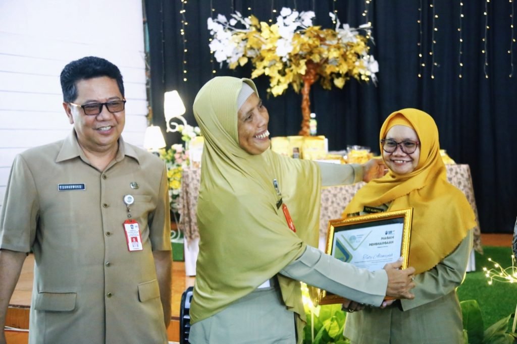 Pemkab Lumajang Berikan Bantuan Alat Produksi dan Kemasan untuk IKM Sejumlah pelaku Industri Kecil Menengah (IKM) di Kabupaten Lumajang mendapatkan bantuan alat produksi dan kemasan / Kominfo-lmj/Fd