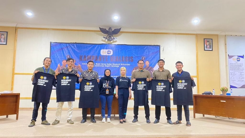 KPUR Unesa Sukses Gelar Pemira, Bawa Semangat Demokrasi Komisi pemilihan umum raya (KPUR) Universitas Negeri Surabaya (UNESA)