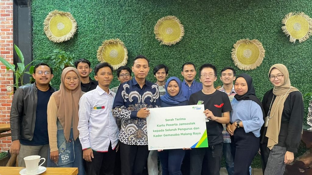 Gandeng PERISAI SDSI, Ketua Gemasaba Kota Malang Daftarkan BPJS Ketenagakerjaan Untuk Anggota Secara simbolis penyerahan kartu BPJS ketenagakerjan pada GEMASABA malang