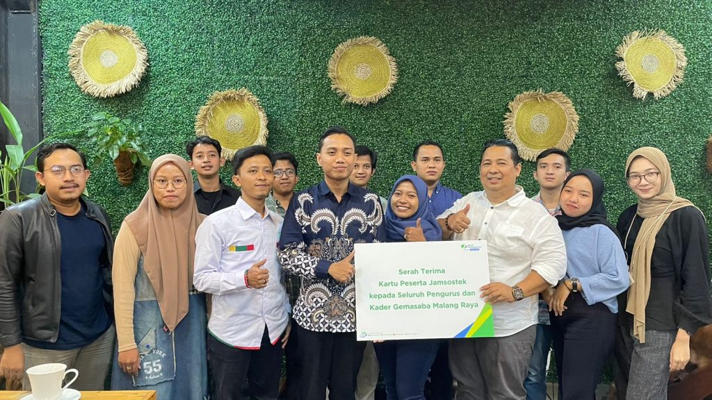 Realisasi Program PERISAI SDSI Serahkan Ratusan Kartu BPJS Ketenagakerjaan Pada GEMASABA Malang Secara simbolis penyerahan kartu BPJS ketenagakerjan pada GEMASABA malang