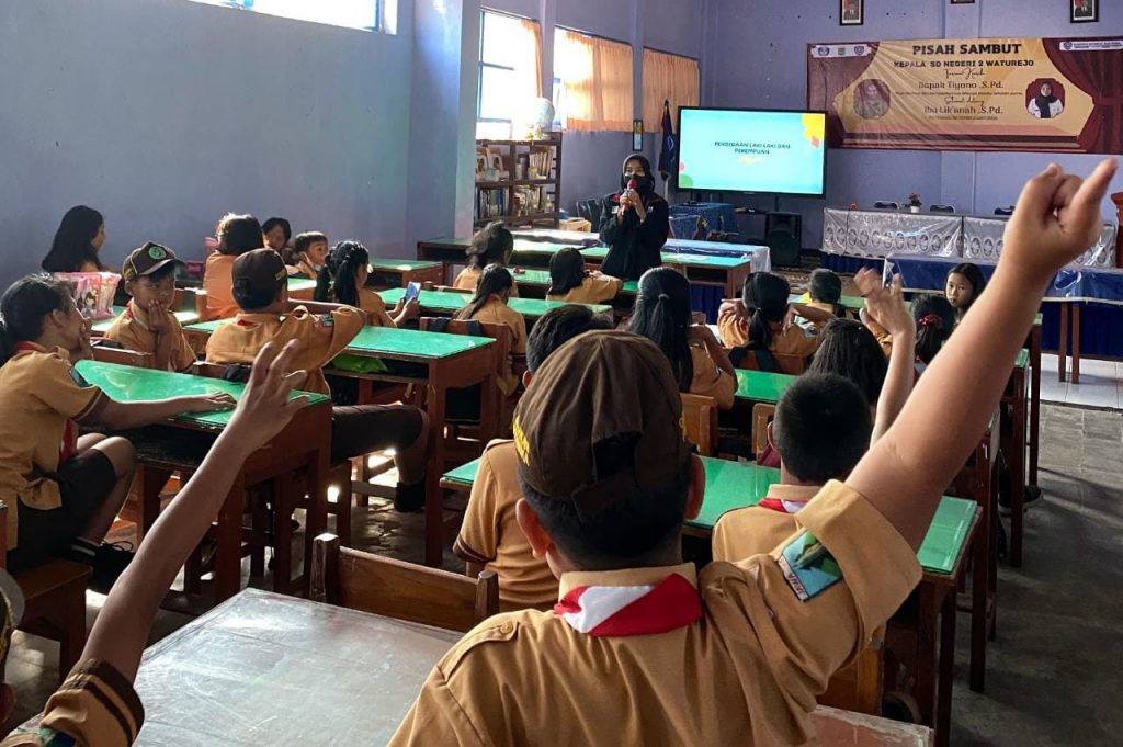 Gelar Sosialisasi, PMM UMM Galakkan Edukasi Seks dan Anti-Bullying Pada Siswa Sosialisasi Edukasi Seks dan Anti Bullying di SD Negeri 2 Waturejo oleh mahasiswa PMM UMM