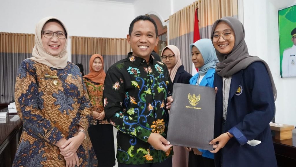 Pemkab Lumajang Berikan Beasiswa pada Ratusan Mahasiswa Bupati Lumajang Thoriqul Haq berikan beasiswa pada mahasiswa Lumajang/ Kominfo-lmj/Ard