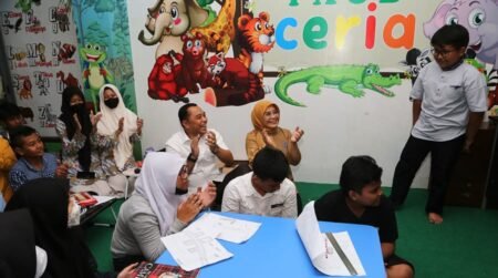 Pemkot Surabaya Buka Pendaftaran Beasiswa Bagi Penghafal Kitab Suci Wali Kota Surabaya Eri Cahyadi saat menemui peserta didik di salah satu sekolah / dok. Pemkot Surabaya