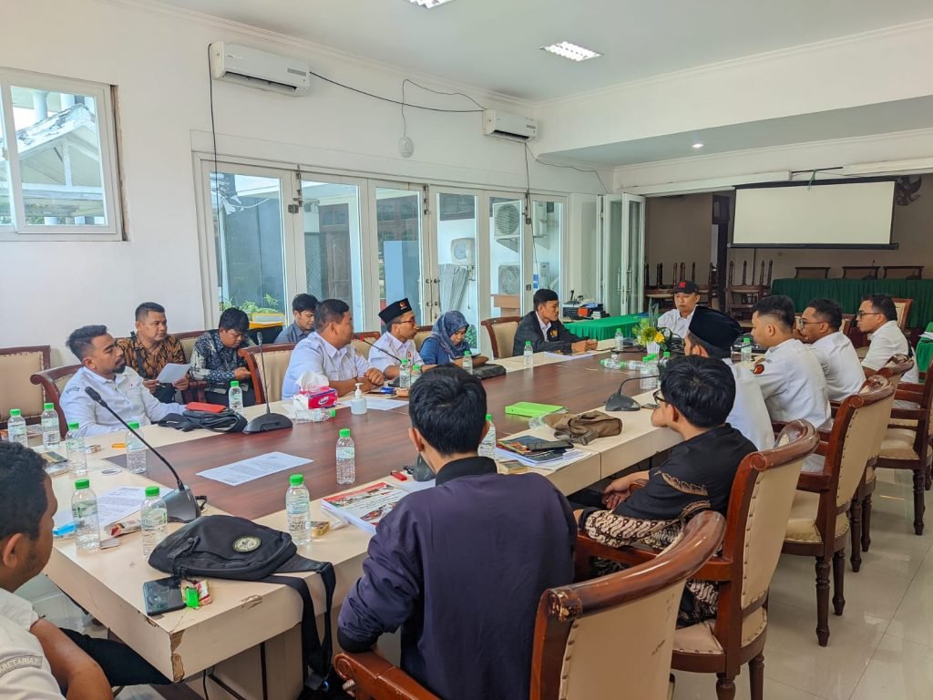 Ratusan Tenaga Honorer Bawaslu Datangi Kantor Bawaslu Jatim Tenaga Honorer Bawaslu saat melakukan audiensi di Kantor Bawaslu Jawa Timur