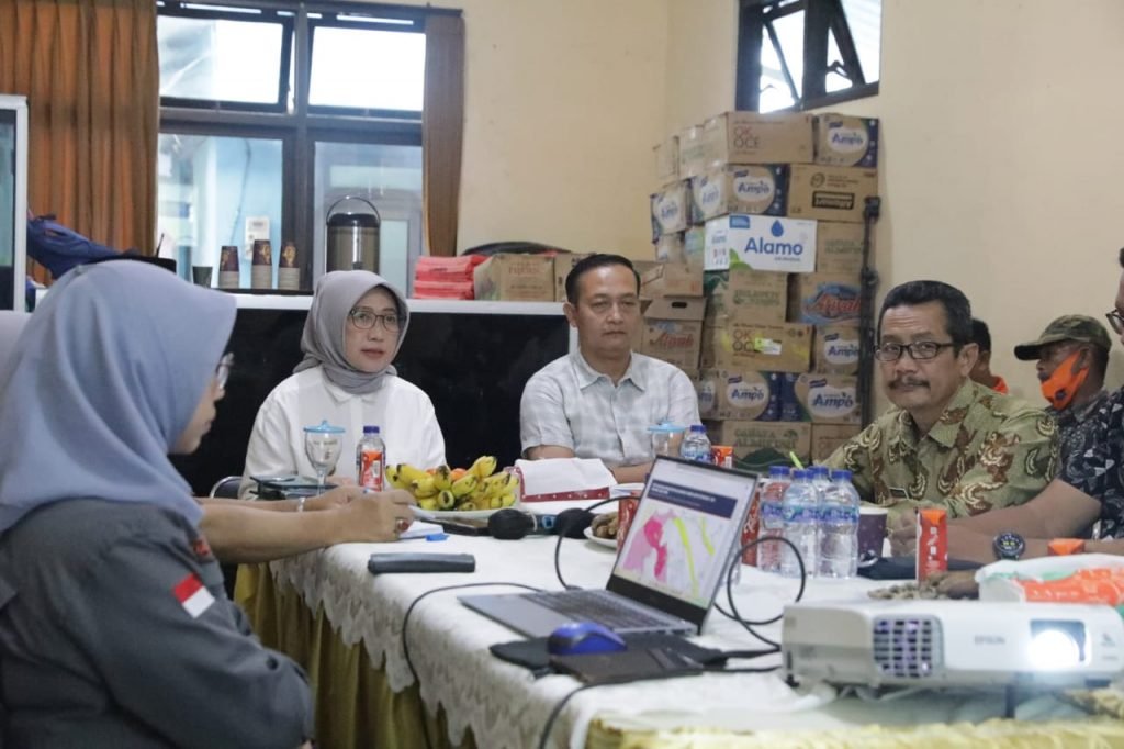 Pemkab Lumajang Pastikan Warga Zona Merah Diprioritaskan Dapat Hunian Relokasi Wakil Bupati Lumajang, Indah Amperawati saat memberikan keterangan / Kominfo-lmj/Fd
