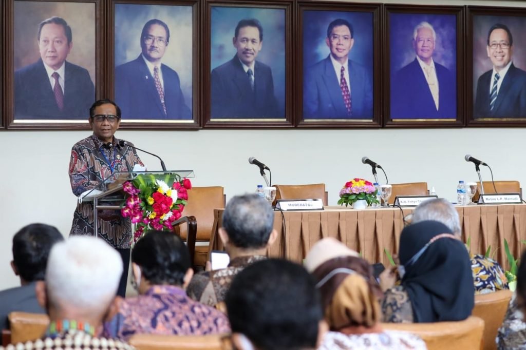 Siap Bertanggung Jawab, Ini Alasan Mahfud MD Soal Terbitnya Perppu Cipta Kerja Menteri Koordinator bidang Politik, Hukum dan Keamanan (Menko Polhukam) Mahfud MD / mohmahfudmd