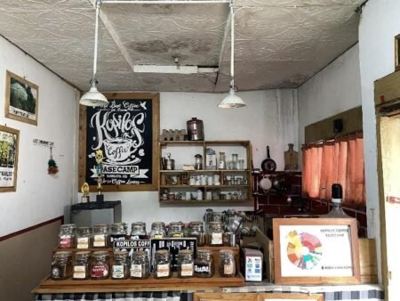 UMKM Kopilos Coffee Gunakan Peran Modal Sosial Pekerja dalam Penguatan Manajemen Potret Kopilos Caffee atau Kopi Karangploso yang berada di Desa Donowarih, Kecamatan Karangploso, Kabupaten Malang
