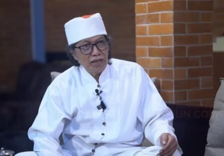 Sebut Jokowi Fir’aun, Cak Nun Panen Hujatan Emha Ainun Najib atau Cak Nun saat memberikan keterangan / caknun.com
