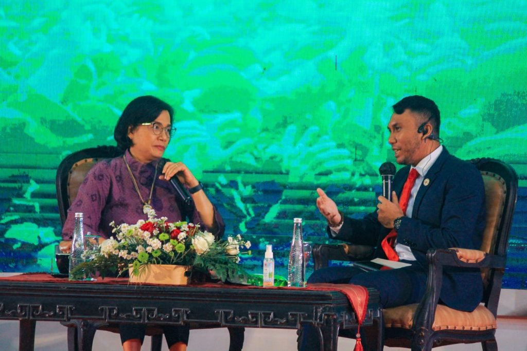Sri Mulyani Sebut Ancaman Resesi Bukan False Alarm Menteri Keuangan Sri Mulyani dan Wakil Skretaris PW GP Ansor Jawa Timur, Zulham Akhmad Mubarrok dalam seminar ekonomi nasional / istimewa