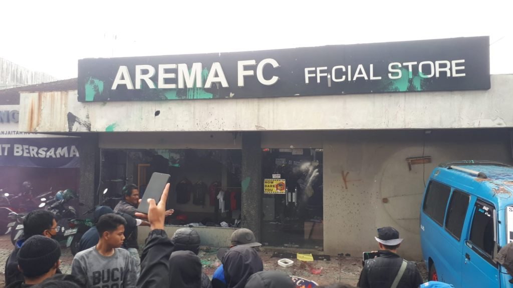 Tuntut Permintaan Maaf Manajemen, Demo Aremania Berakhir Ricuh Aksi Aremania yang berakhir ricuh / istimewa
