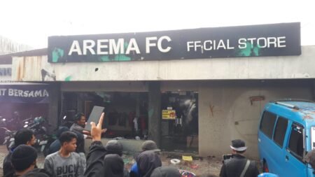 Tuntut Permintaan Maaf Manajemen, Demo Aremania Berakhir Ricuh Aksi Aremania yang berakhir ricuh / istimewa