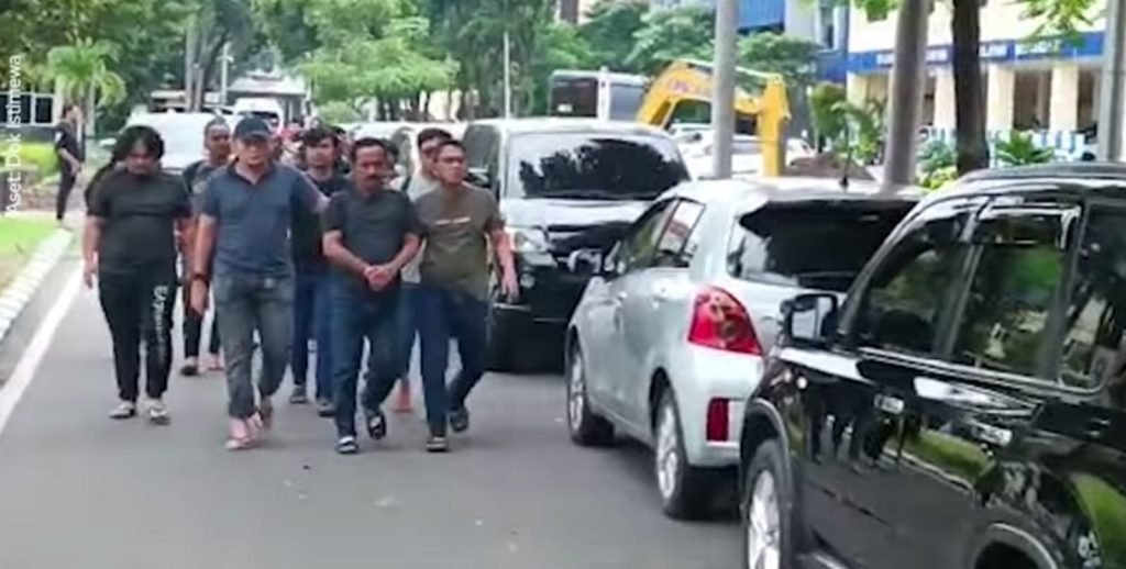 Mantan Wali Kota Blitar Jadi Tersangka Perampokan Rumah Dinas Santoso Mantan Wali Kota Blitar Samanhudi Anwar saat di bawa oleh Polisi / tangkapan layar
