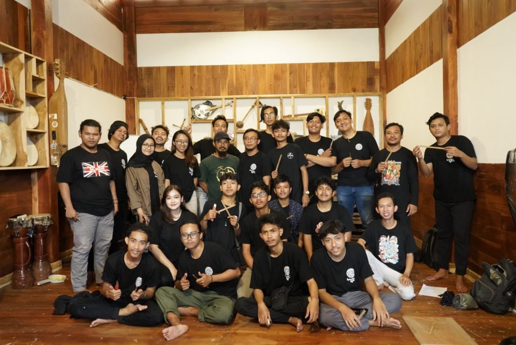Yuk , Mengenal Lebih Dekat Nusantara Rythem Situbondo Foto bersama anggota sanggar seni Rythem Situbondo di acara pelatihan