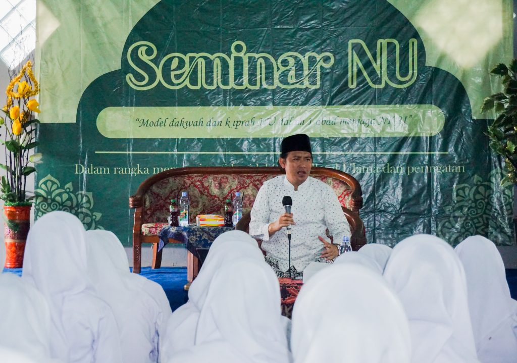 Perkuat Karakter Aswaja Siswa SMA An Nur Dalam Rangka Menyambut Abad Ke 2 NU M. Fadil Khojin, Pengasuh PPAI Bahrul Ulum Tajinan dalam seminar Ke-NU-an bertemakan “model dakwah dan kiprah Nu dalam 1 abad menjaga NKRI” oleh OSIS SMA An Nur Bululawang