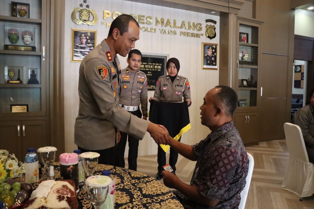 Lakukan komunikasi, Kapolres Malang Terima Kunjungan Keluarga Korban Kanjuruhan Kapolres Malang AKBP Putu Kholis Aryana menerima perwakilan keluarga korban Tragedi Kanjuruhan / Humas Polres Malang