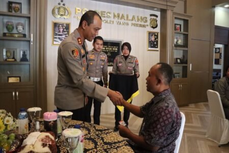 Lakukan komunikasi, Kapolres Malang Terima Kunjungan Keluarga Korban Kanjuruhan Kapolres Malang AKBP Putu Kholis Aryana menerima perwakilan keluarga korban Tragedi Kanjuruhan / Humas Polres Malang