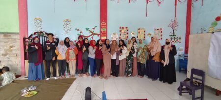 Pahami Tahap Perkembangan Anak Pra Sekolah, Mahasiswa PMM UMM Memberikan Psikoedukasi pada Wali Murid TK Mahasiswa PMM UMM bersama wali murid usai berikan Psikoedukasi / ist