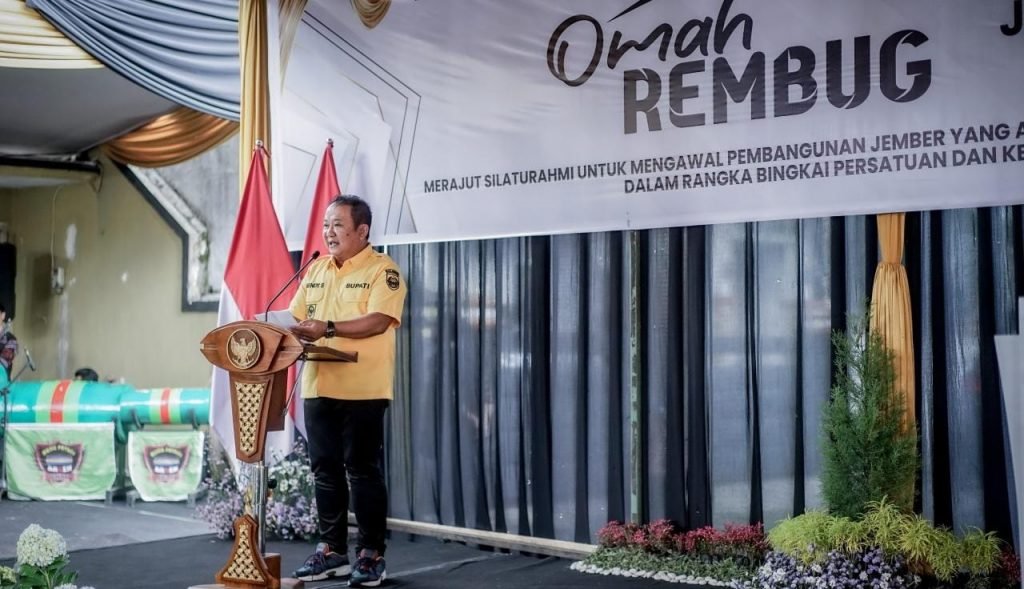 Fasilitasi Warga, Bupati Jember Dirikan Omah Rembug Bupati Jember Hendy Siswanto saat membuka peresmian Omah Rembug / oc