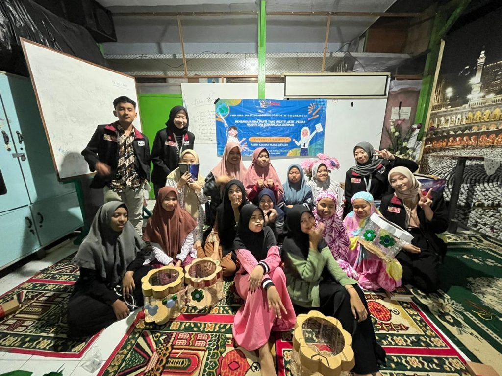 Mahasiswa Umm Ajak Anak Panti Berkreasi dan Mengolah Sampah Plastik Menjadi Tempat Sampah Kering Mahasiswa PMM UMM ajak anak Panti Asuhan Nurul Abyadh berkreasi / ist