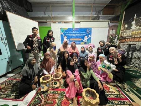 Mahasiswa Umm Ajak Anak Panti Berkreasi dan Mengolah Sampah Plastik Menjadi Tempat Sampah Kering Mahasiswa PMM UMM ajak anak Panti Asuhan Nurul Abyadh berkreasi / ist