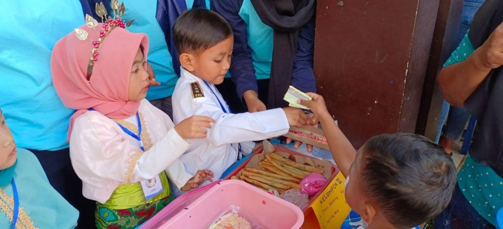 Kenalkan Mata Uang, Mahasiswa PMM UMM Luncurkan Program Market Day Market Day oleh mahasiswa PMM UMM oleh Kelompok 32 Gelombang 13