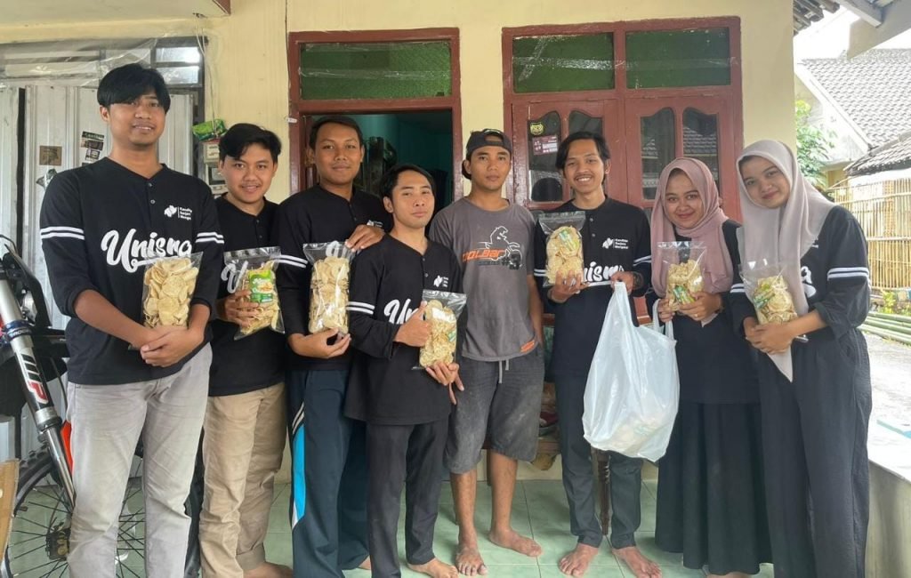 KSM Tematik Unisma Berikan Kontribusi dalam Pengolahan Keripik di Desa Ngadirejo Pengolahan dan pengemasan keripik tempe sagu dan gembos di Desa Ngadirejo oleh KSM UNISMA