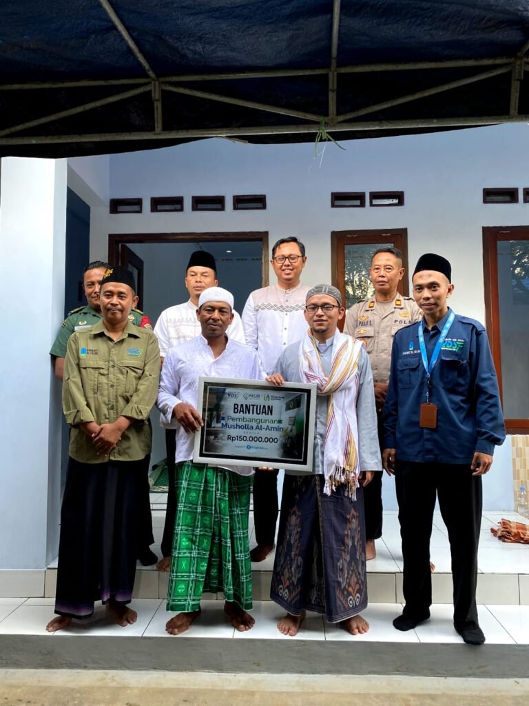 Berbagi Ratusan Bingkisan Lebaran, Warnai Peresmian Mushollah di Pronojiwo Berbagi Ratusan Bingkisan Lebaran, Warnai Peresmian Mushollah di Pronojiwo