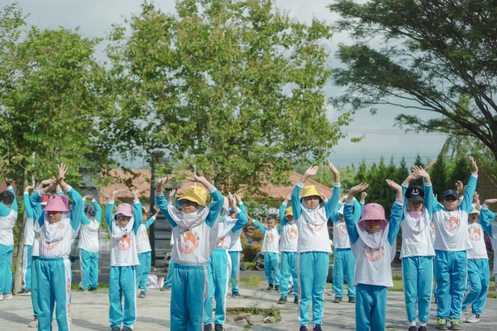 8 Kemampuan Yang Berguna Untuk Mempersiapkan Anak Menghadapi Masa Depan Potret Santri Bani Hasyim Islamic School Sedang Melakukan Senam Sebagai Bagian Program Sekolah Untuk Menjaga Kebugaran Siswa