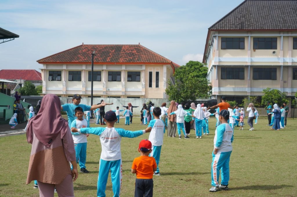 6 Langkah Partisipasi Orang Tua Dalam Proses Pendidikan Anak Yang Sangat Penting Potret Pelibatan Orang Tua Dalam Proses Pembelajaran Santri Bani Hasyim Islamic School Malang (Belajar Bersama Orang Tua, Lokasi Sport Center Bani Hasyim)