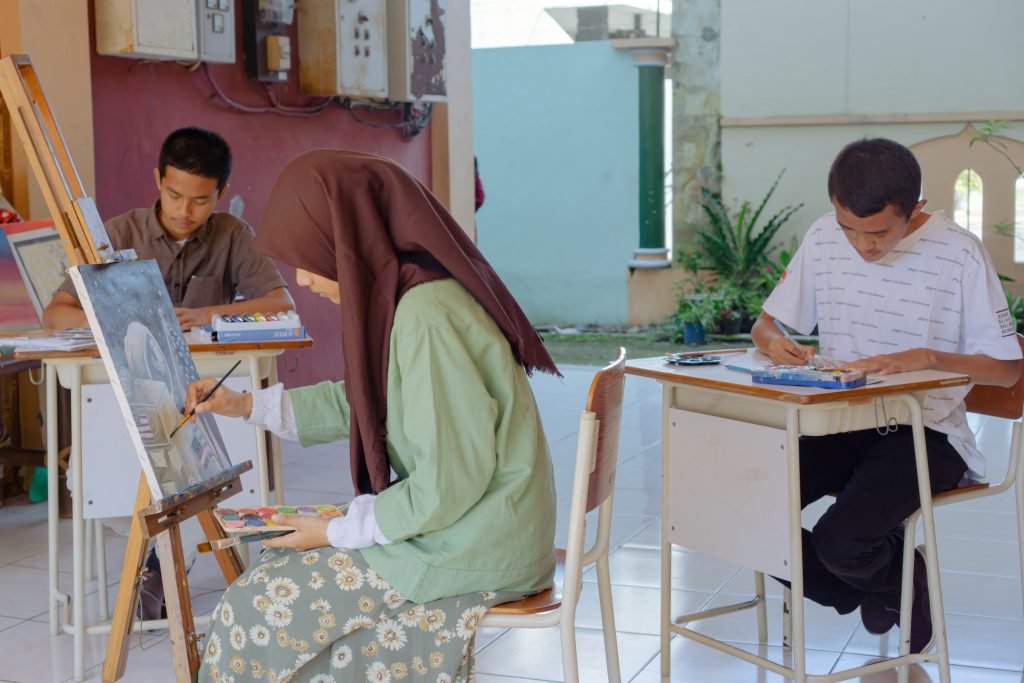 5 Lembaga Ini Dapat Membantu Sekolah Guna Pengembangan Program Potret Siswa SMP Islam Bani Hasyim Islamic School Saat Mengikuti Ekstra Kurikuler Melukis