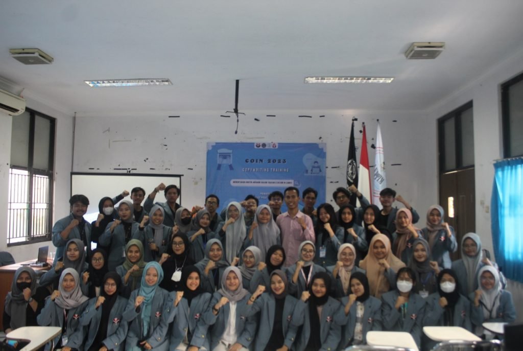 HMST X LEPPIM COIN: Pelatihan Copywriting sebagai Strategi Ciptakan Konten Kreatif untuk Menarik Audiens Foto bersama peserta dan panitia COIN atau Copywriting training 2023 Himpunan Mahasiswa Sistem Telekomunikasi (HMST) dan LEPPIM UPI Purwakarta