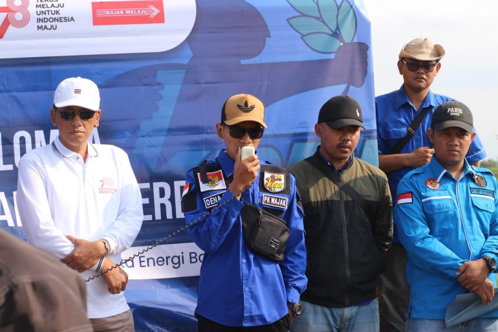 Lomba Layang-layang Kemerdekaan Warnai Agenda Perdana KNPI Wajak Ketua PK KNPI Wajak Dena S. Saat menyampaikan sambutan dalam pembukaan lomba