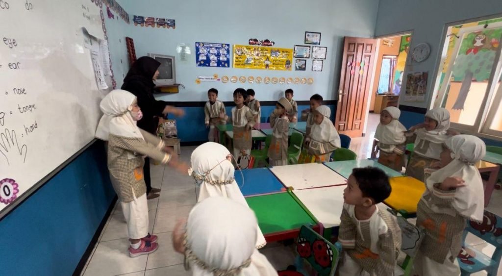 Gunakan Flash Cards, Mahasiswa PMM UMM Tingkatkan Minat Belajar Bahasa Inggris Anak English Education menggunakan Flash Card oleh mahasiswa PMM UMM di KB TK PERMATA IMAN 1 Tlogomas